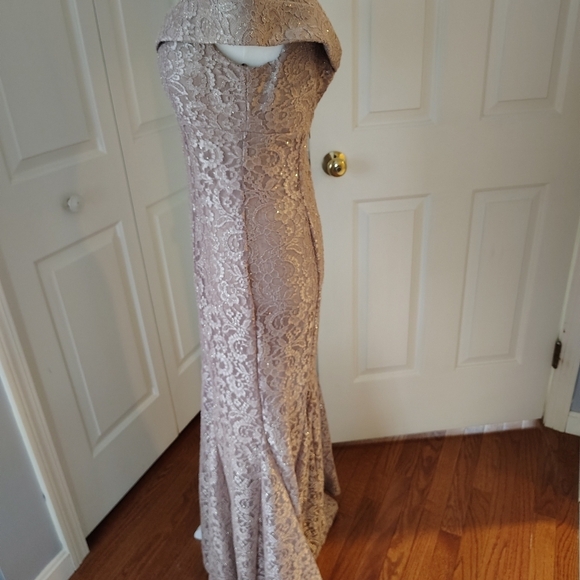 R&M Richards Off the shoulder Fishtail Evening Gown 6P - Picture 9 of 12